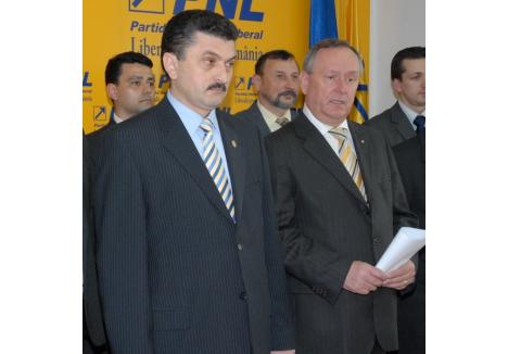 La alegerile de acum 4 ani, Radu Ţîrle şi Cornel Popa pozau în aceeaşi echipă. Acum, aflaţi în campanie electorală în partide diferite, cei doi nu pierd nici un prilej să se atace public unul pe celălalt